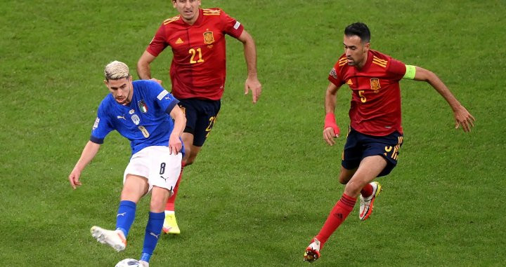 Sergio Busquets jugando contra Italia / EFE