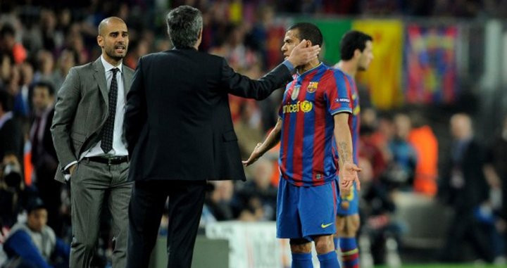 Dani Alves presencia una tensa escena entre Mourinho y Guardiola / ARCHIVO