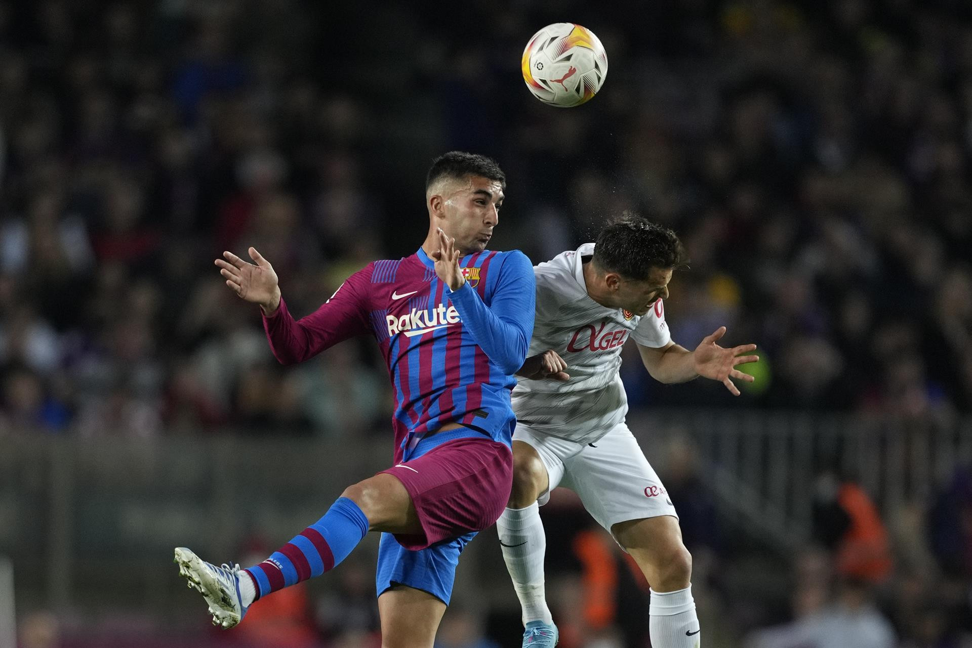 Ferran Torres cabecea un balón durante el Barça Mallorca