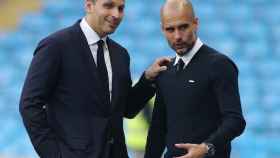 Al Mubarak conversando con Pep Guardiola / EFE