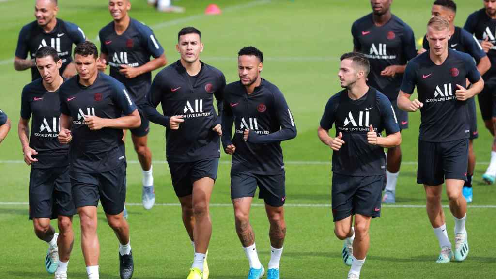 Neymar acapara los focos en un entrenamiento del PSG previa a la reunión de directivas / EFE