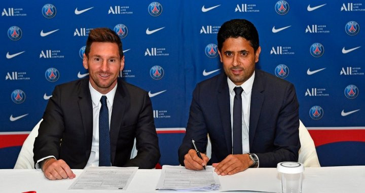 Lionel Messi y Nasser Al Khelaifi, en la firma del contrato del argentino / PSG