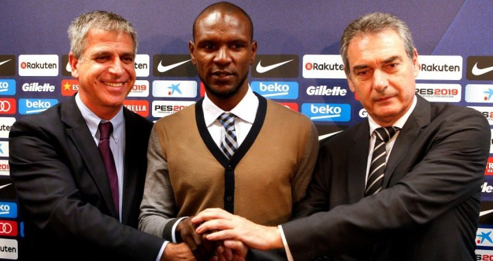 Jordi Mestre posa con Abidal y Pep Segura / EFE