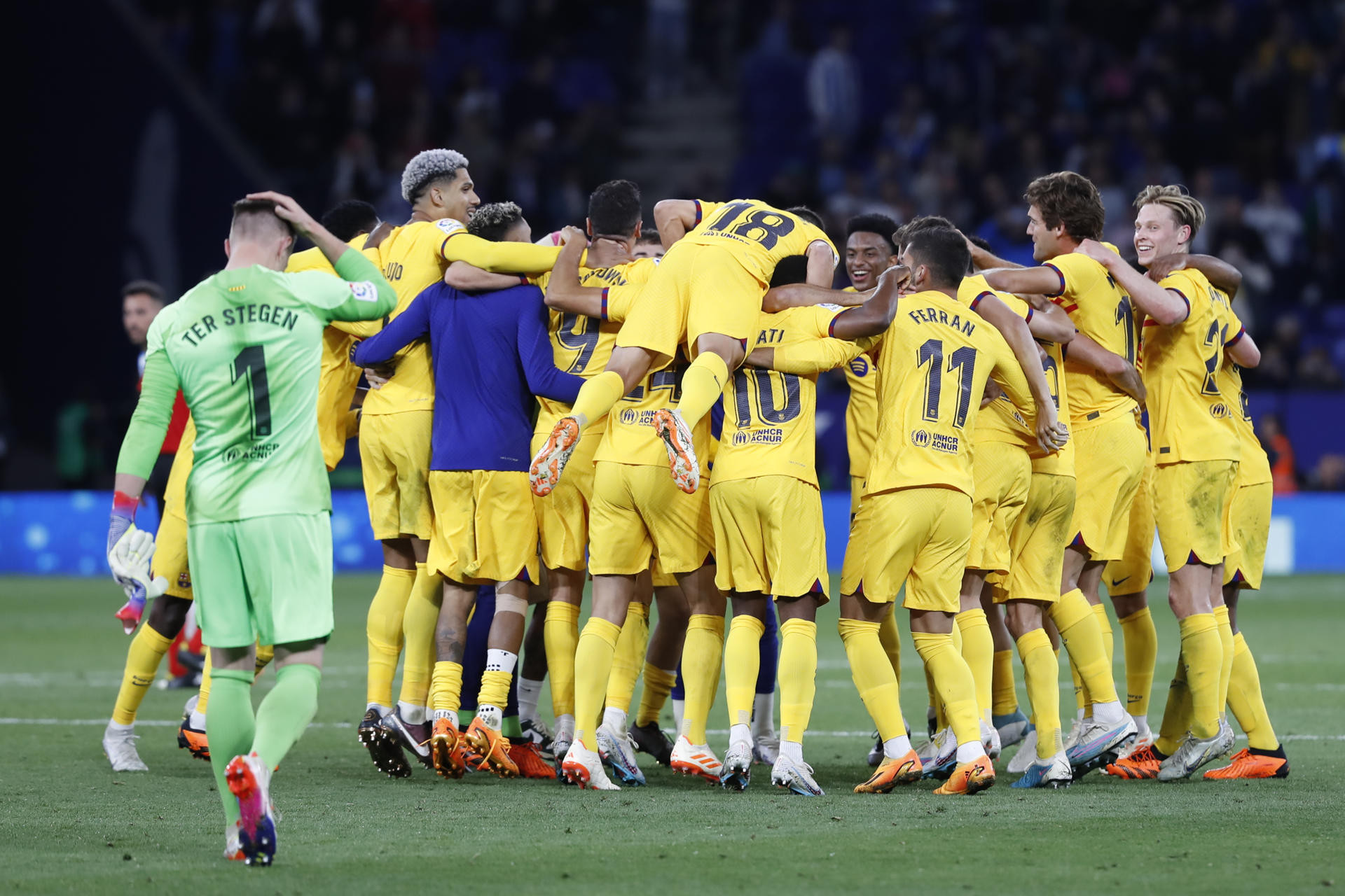 Los jugadores del Barça celebran la conquista de la Liga en Cornellà-El Prat tras ganar al Espanyol / EFE