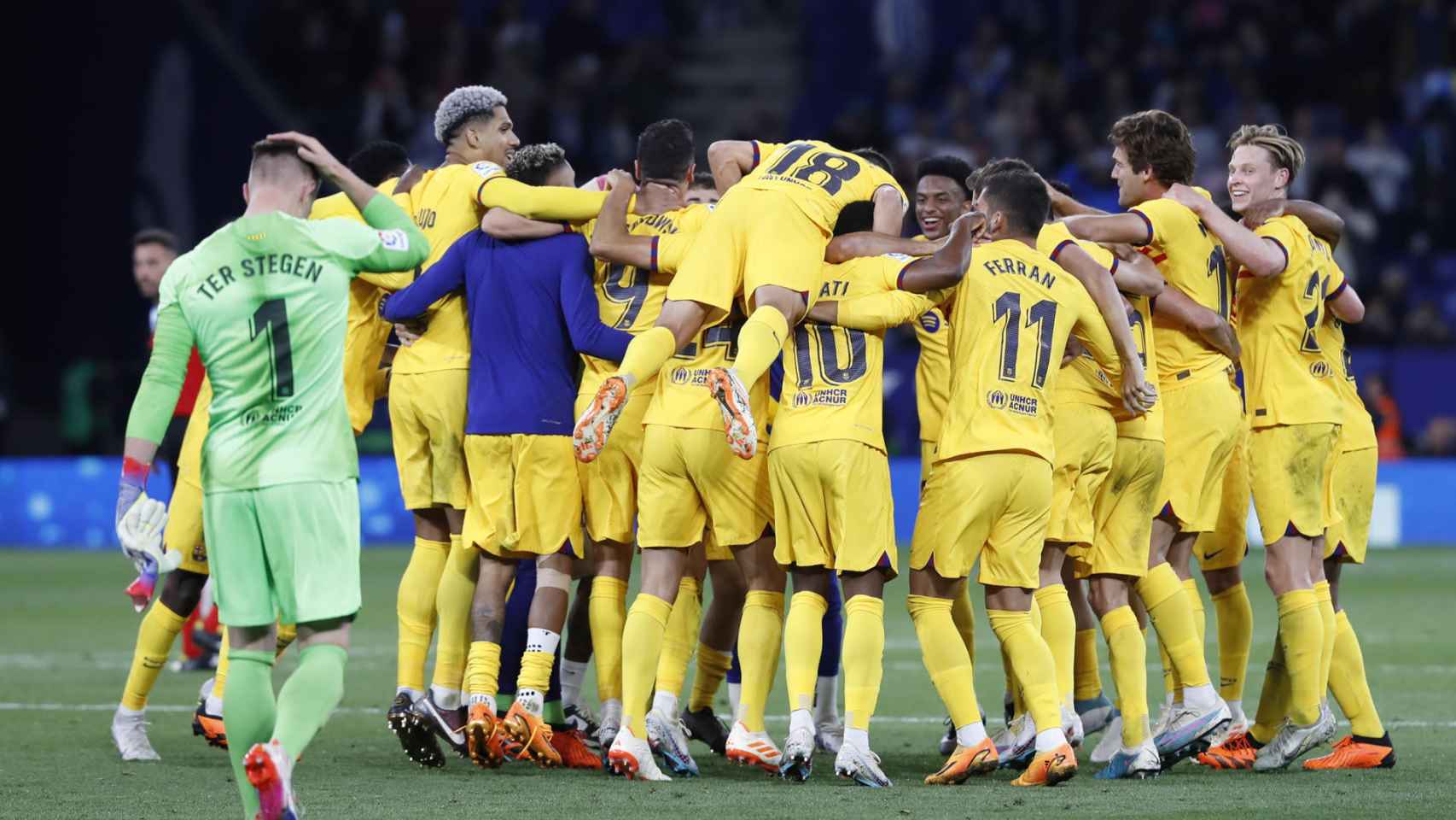 Los jugadores del Barça celebran la conquista de la Liga en Cornellà-El Prat tras ganar al Espanyol / EFE