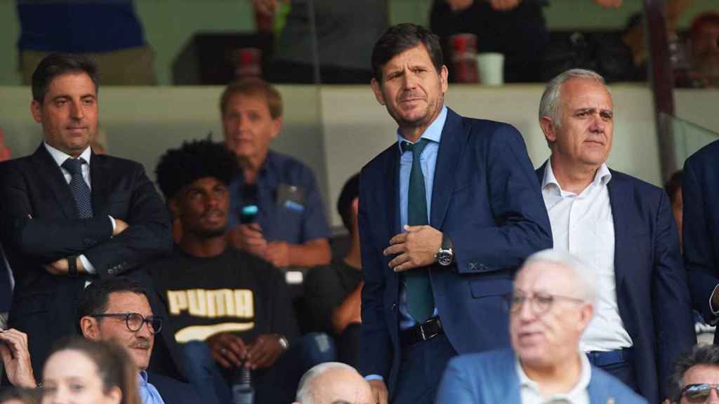 Mateu Alemany, director de fútbol del Barça, en el palco de Mestalla / EFE