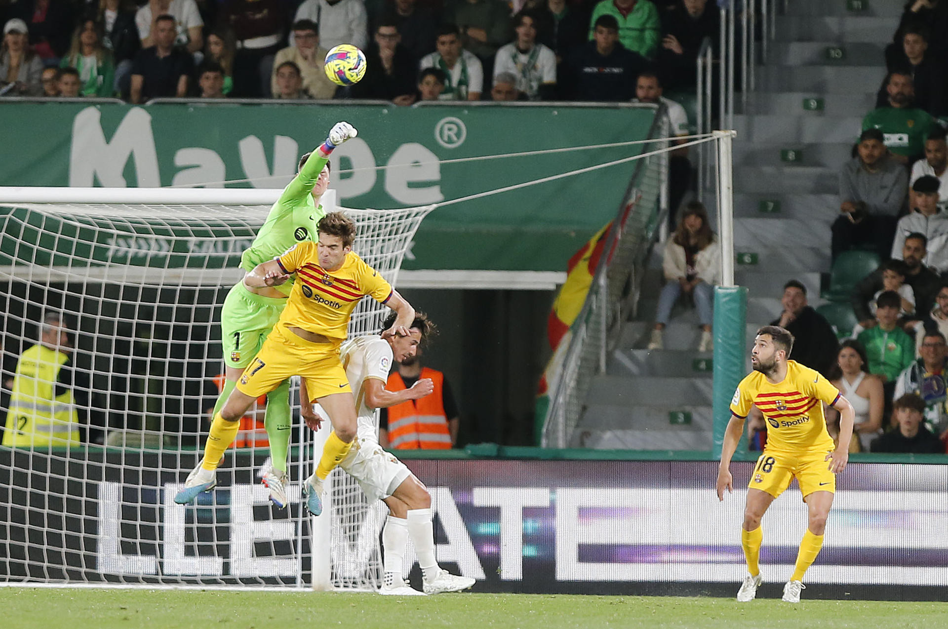 Ter Stegen despeja de puños un ataque del Elche / EFE