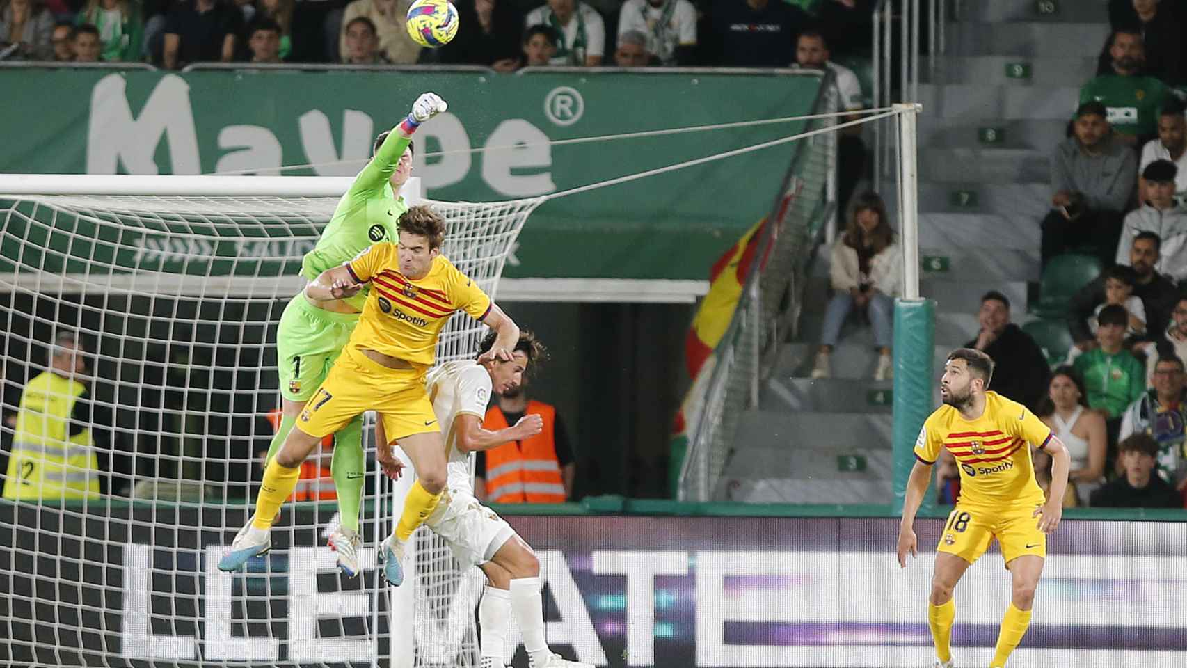 Ter Stegen despeja de puños un ataque del Elche / EFE