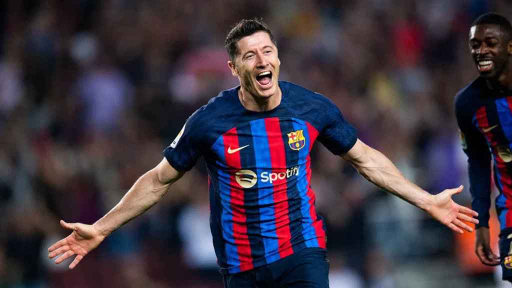 El festejo de Lewandowski tras anotar un gol con el Barça, que vuelve con un triple bombazo a la convocatoria / FCB