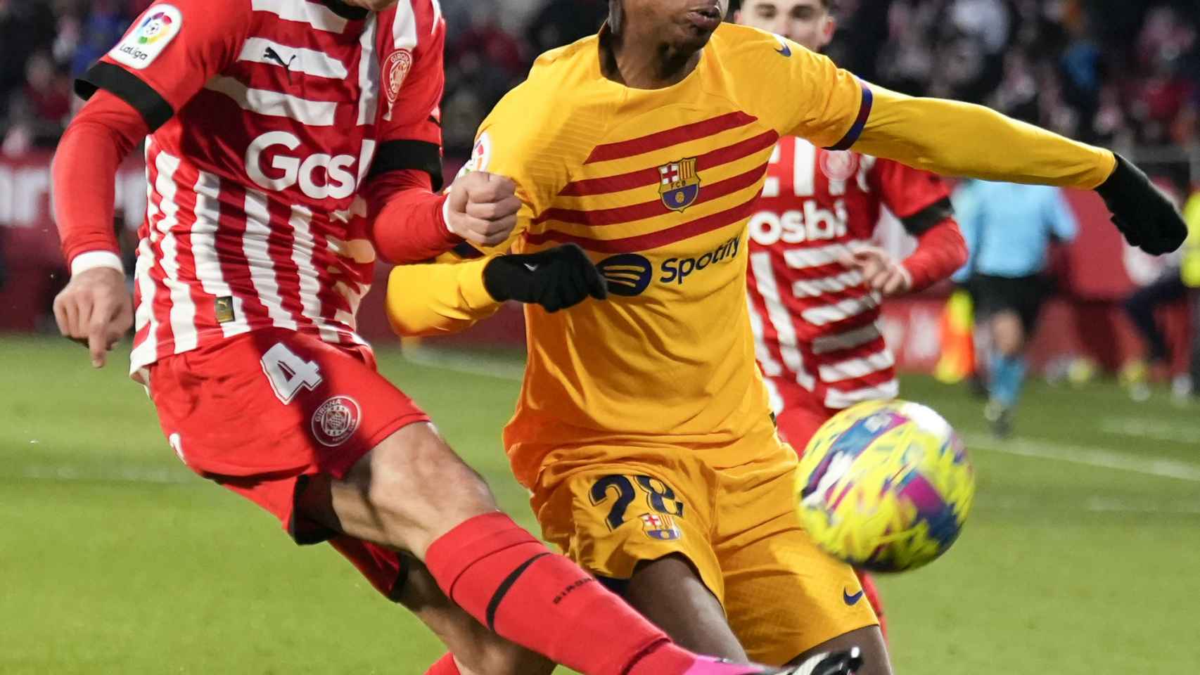 Arnau Martínez, durante el partido contra el Barça en Montilivi / EFE