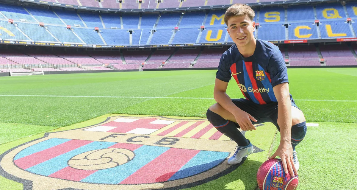 Pablo Torre, posando con el escudo del Barça, en su presentación en el Camp Nou / FCB