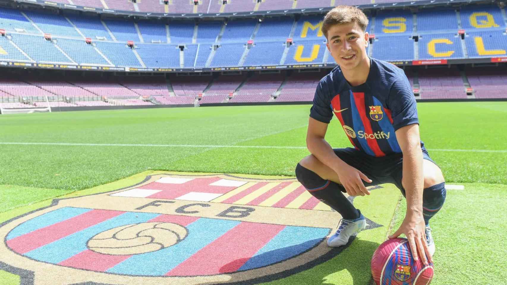 Pablo Torre, posando con el escudo del Barça, en su presentación en el Camp Nou / FCB