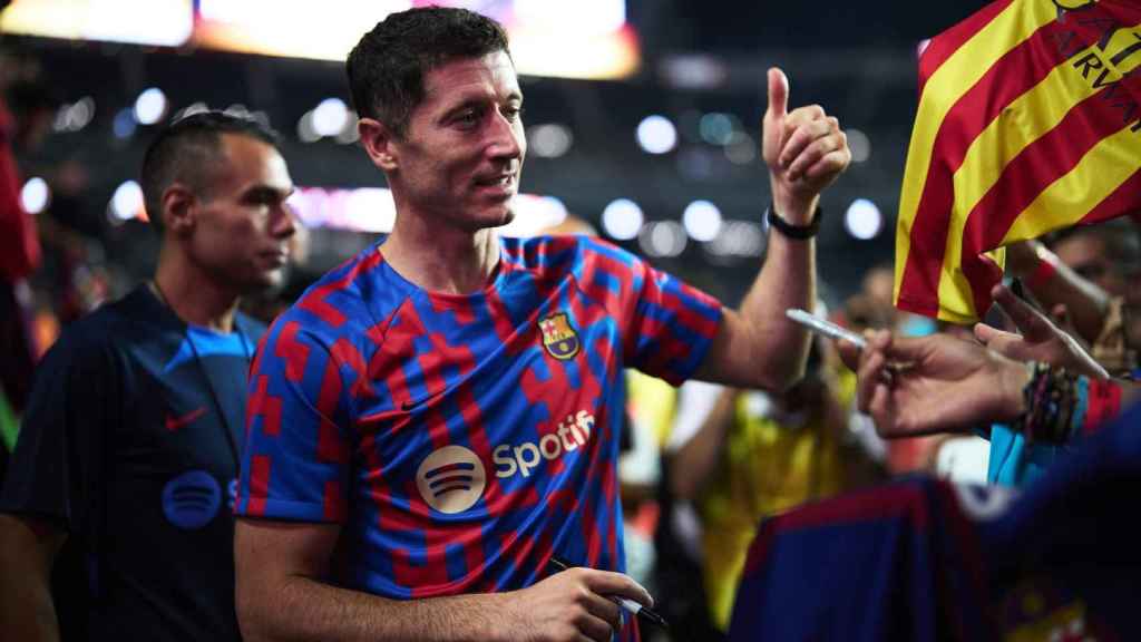 Robert Lewandowski, firmando camisetas del Barça tras el clásico de Las Vegas / FCB