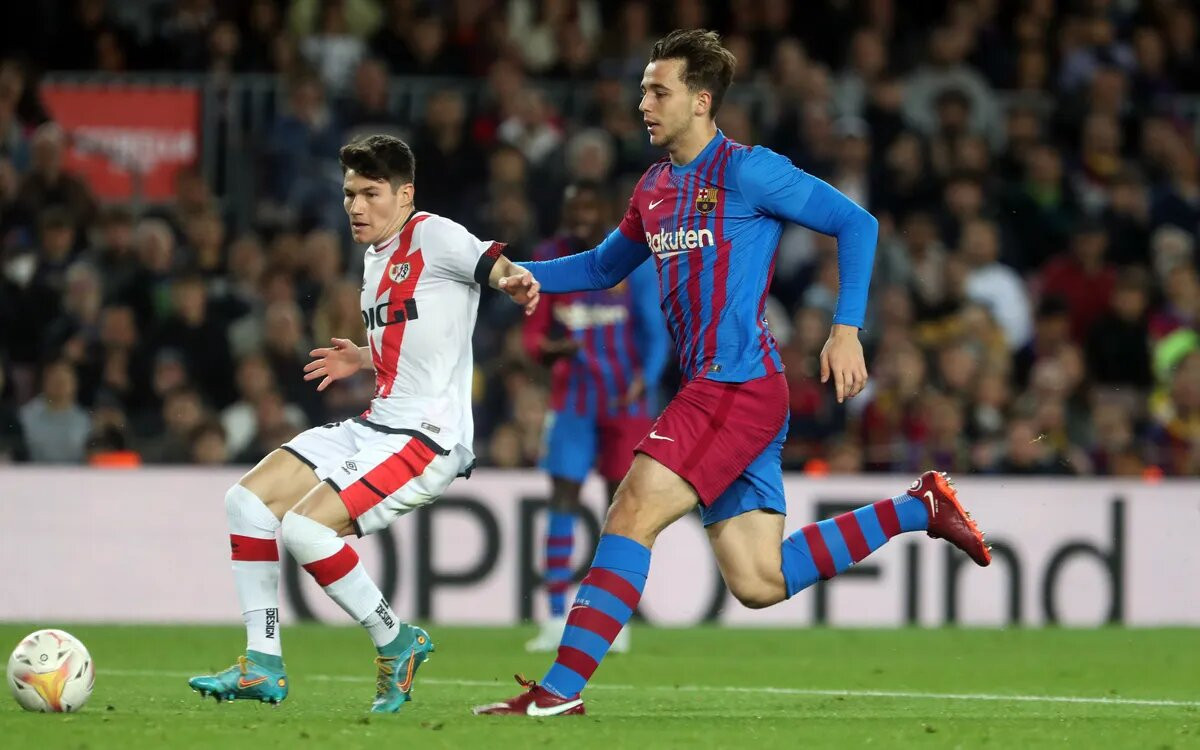 Nico, en una acción del Barça-Rayo de la pasada temporada en el Camp Nou / FCB