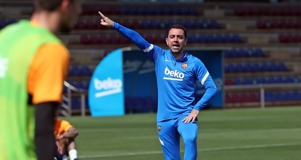 Xavi Hernández, dirigiendo uno de los entrenamientos del Barça / FCB