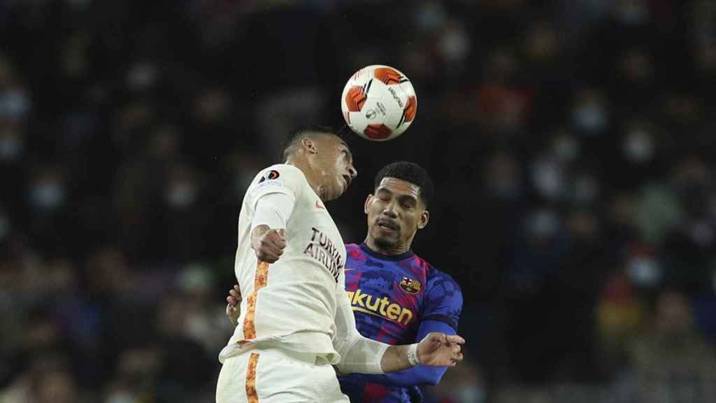 Ronald Araujo, disputando un balón aéreo, en el empate del Barça de Xavi contra el Galatasaray / EFE