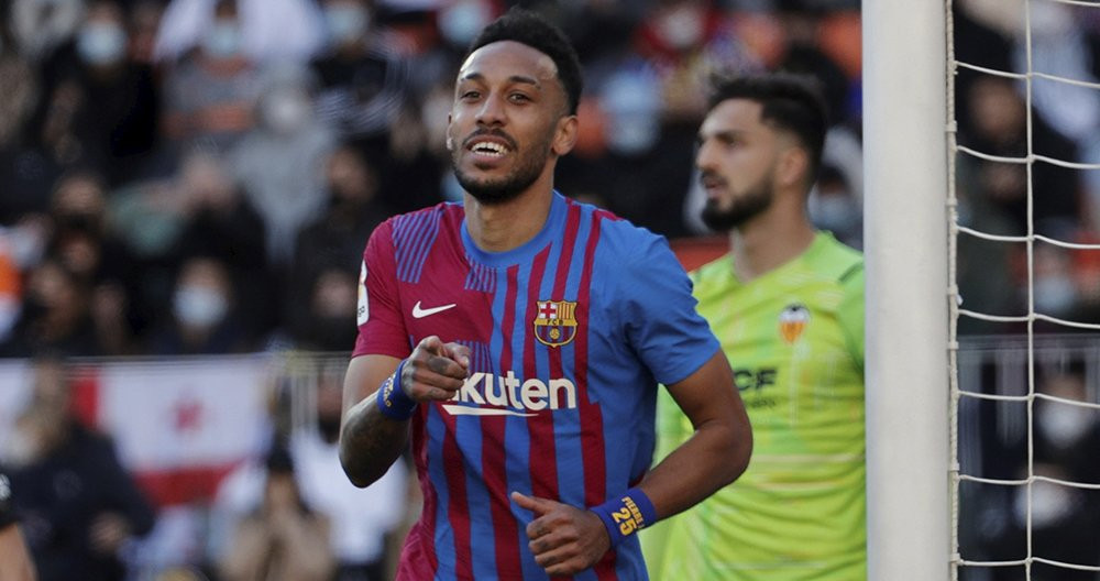 Aubameyang, autor de goles con el Barça, durante la visita al feudo del Valencia CF / EFE