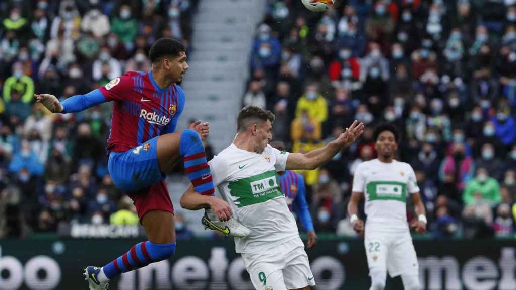 Ronald Araujo, durante un lance del Elche-Barça disputado en el Martínez Valero / EFE