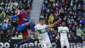 Ronald Araujo, durante un lance del Elche-Barça disputado en el Martínez Valero / EFE