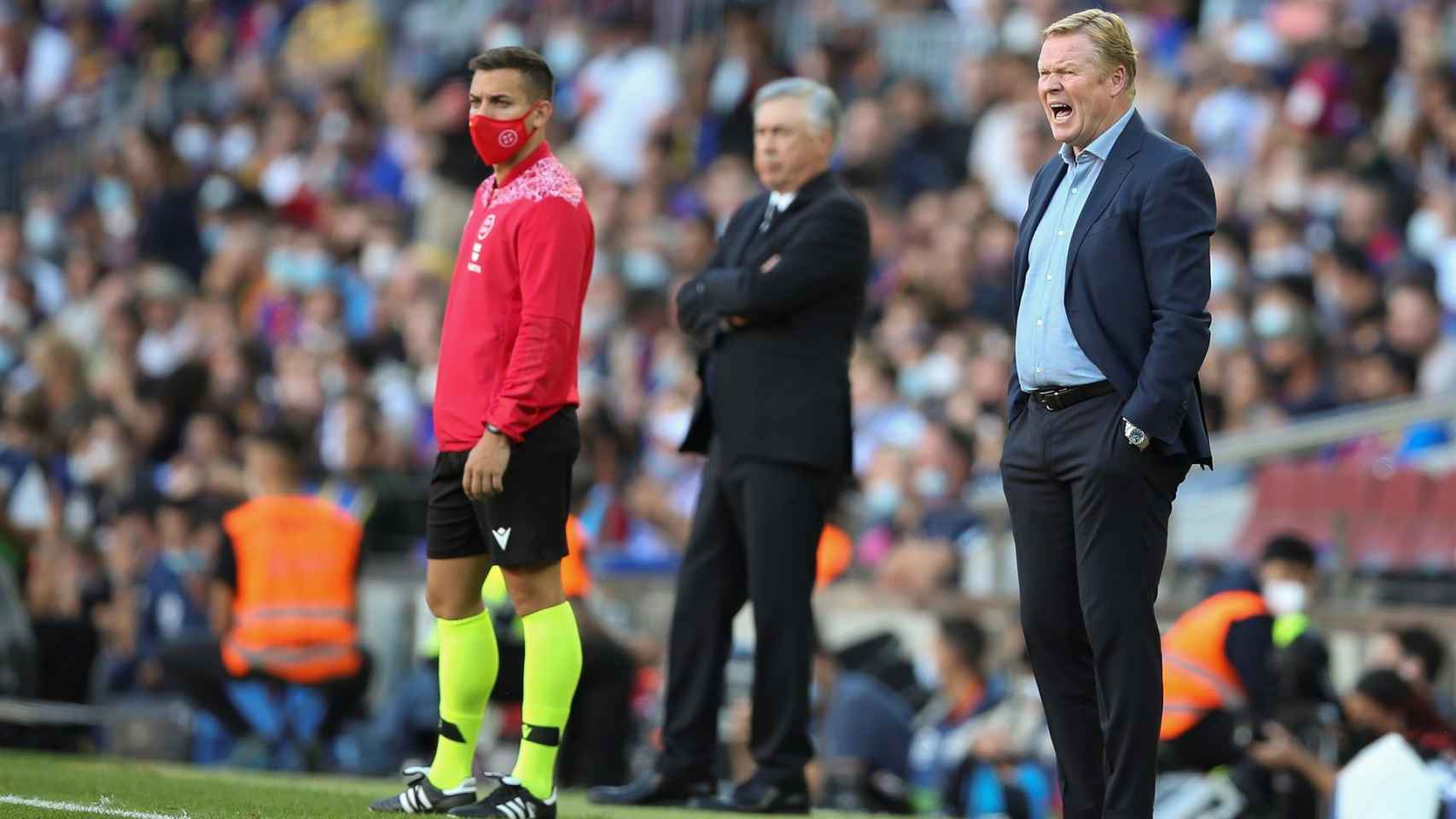 Ronald Koeman y Carlo Ancelotti, al fondo, durante el Barça-Real Madrid de este domingo / EFE