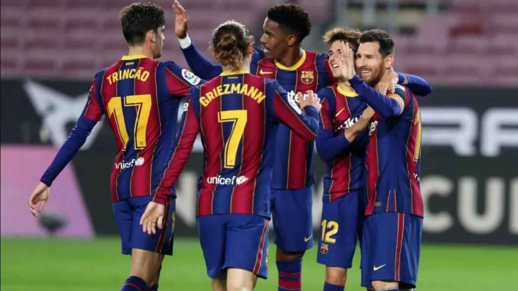Trincao, Griezmann, Firpo, Riqui y Messi celebrando un gol ante el Alavés