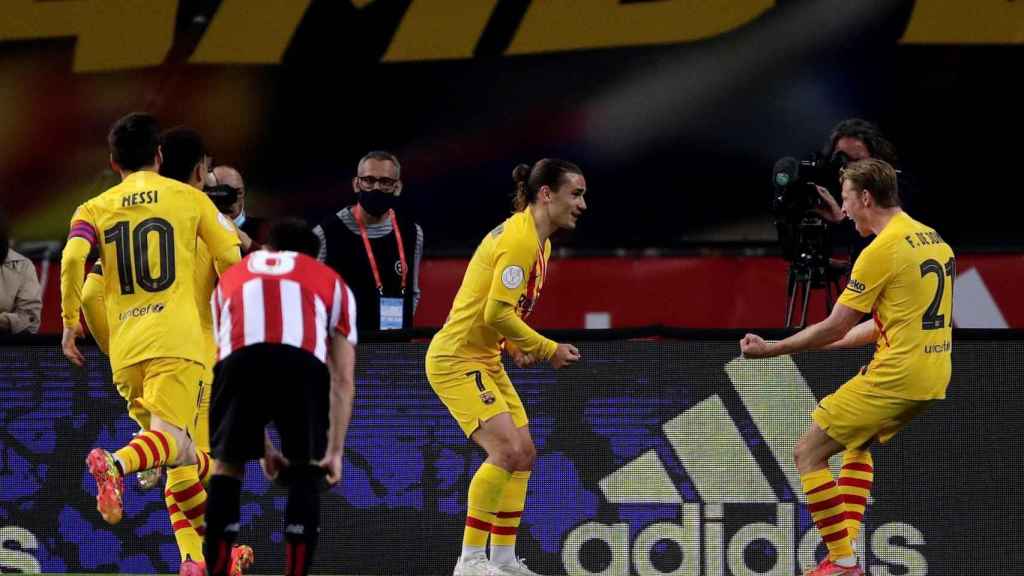 De Jong celebrando el gol con Griezmann y Messi / EFE