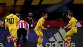 De Jong celebrando el gol con Griezmann y Messi / EFE