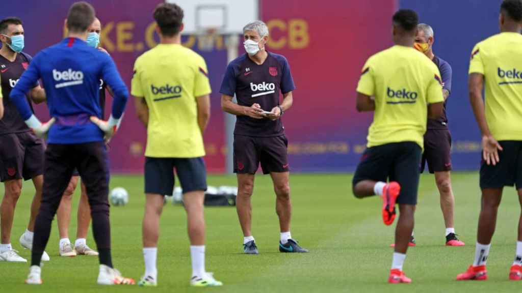 El staff de Quique Setién, charlando con los jugadores | EFE