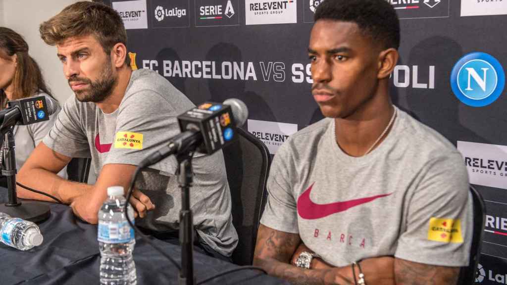 Junior Firpo en rueda de prensa junto a Piqué / EFE