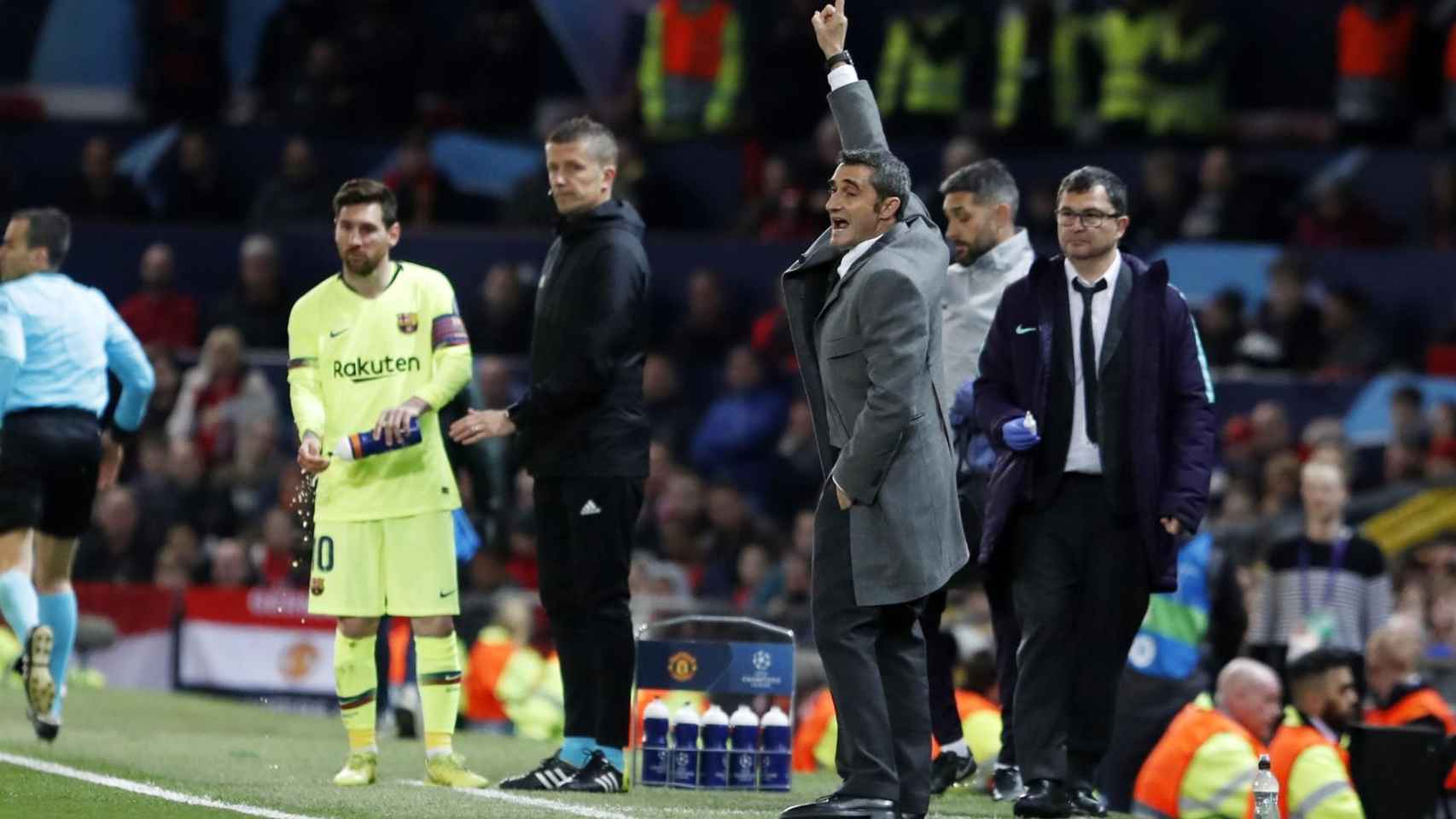 Ernesto Valverde dando instrucciones en la banda con Leo Messi / FC Barcelona
