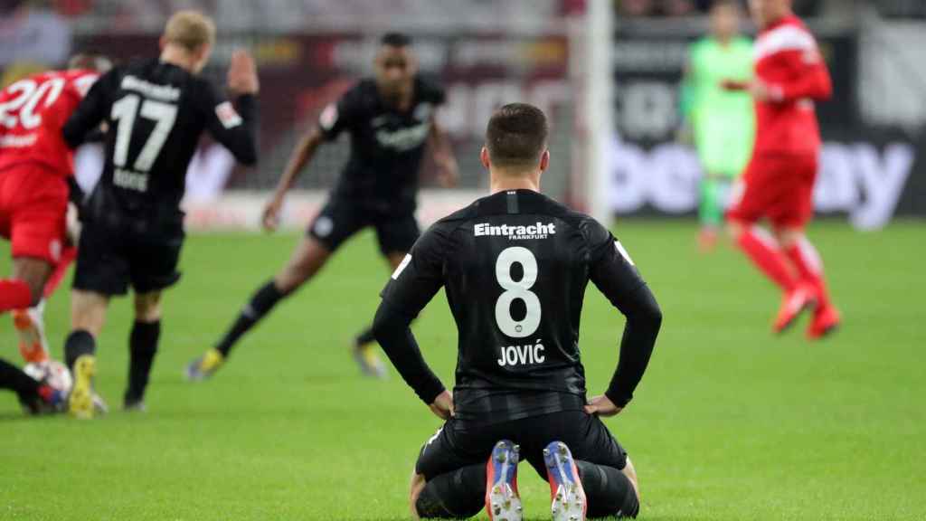 Luka Jovic se lamenta en el encuentro de su equipo frente al Fortuna Dusseldorf / EFE