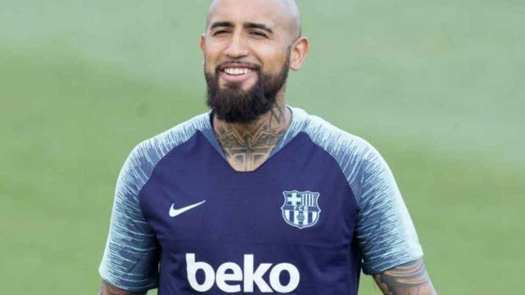 Arturo Vidal durante una sesión de entrenamiento con el Barça / EFE