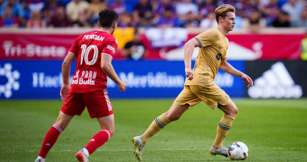 Frenkie de Jong, conduciendo el esférico, durante el amistoso contra el New York RB / FCB