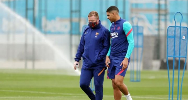 Ronald Araujo y Koeman en un entrenamiento / FCB