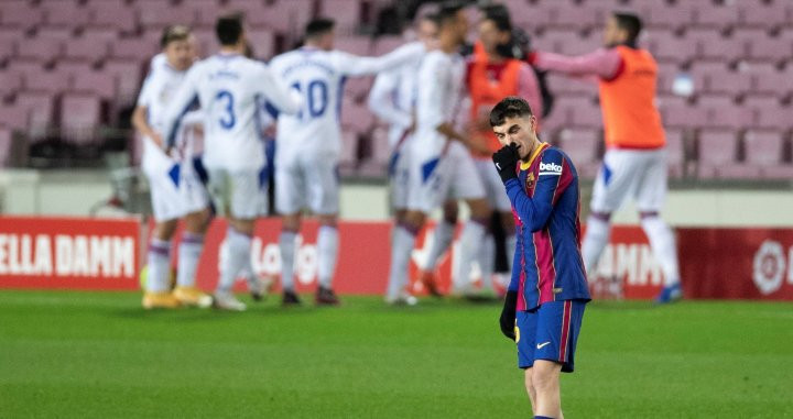 Pedri, lamentando el empate contra el Eibar | EFE