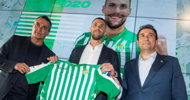 Pedraza en la presentación como jugador del Betis / EFE