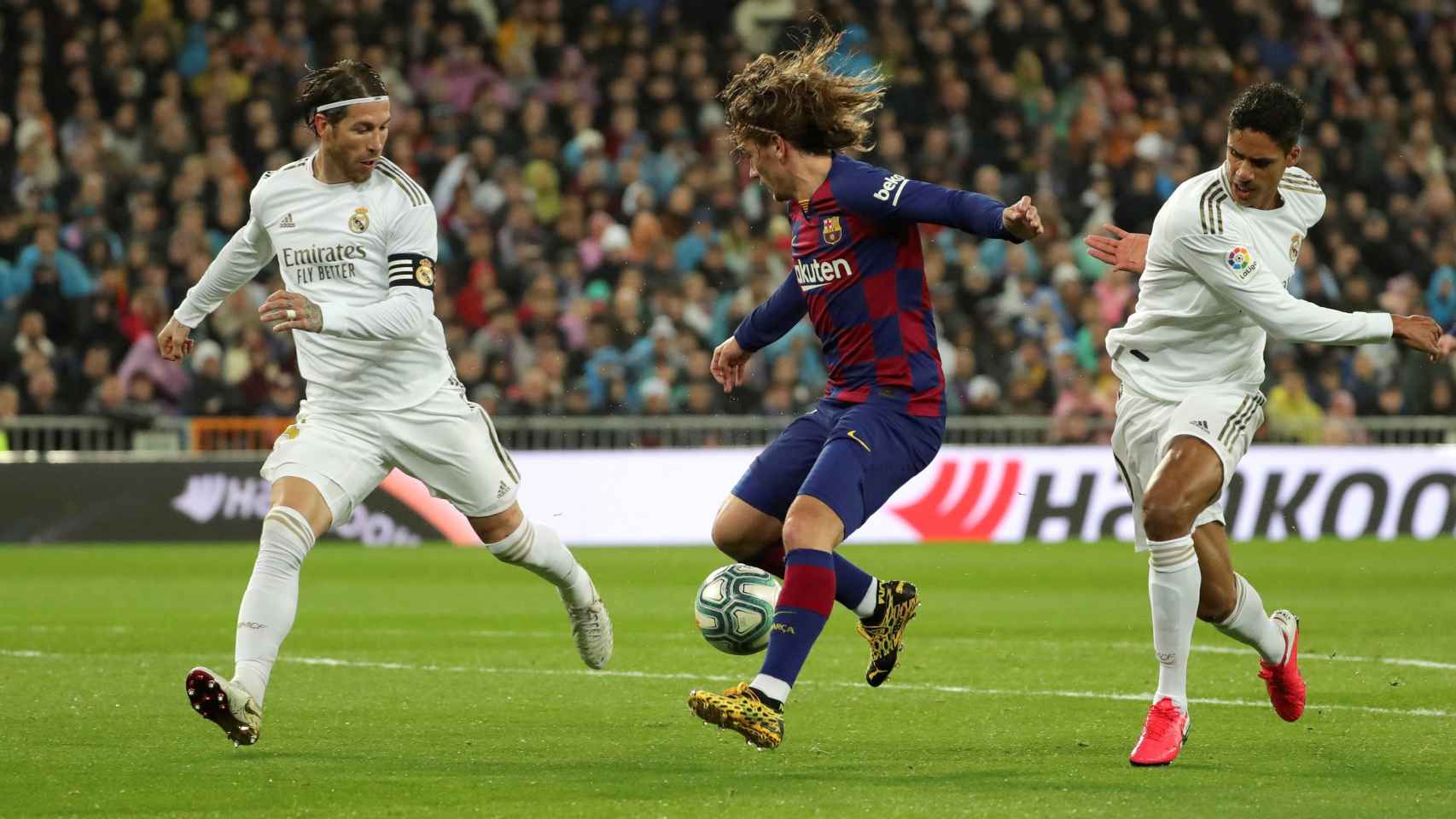 Griezmann entre Ramos y Varane en el clásico / EFE