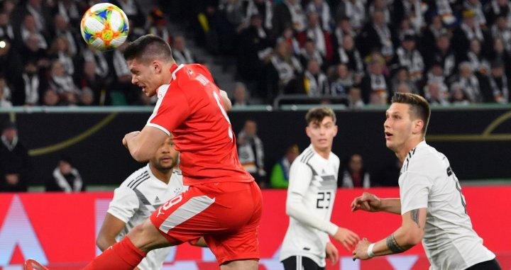 Luka Jovic anota el gol de Serbia ante Alemania / EFE