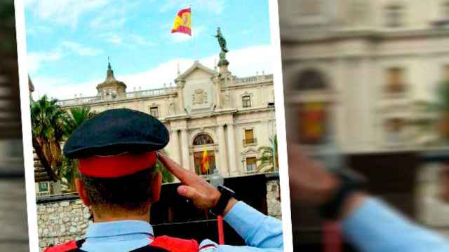 Un Mosso d'Esquadra se cuadra ante la bandera española de Capitanía / CG