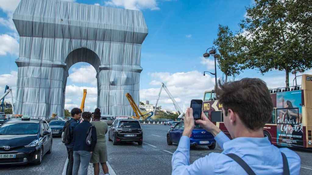 El Arco de Triunfo de París cubiero como parte de una instalación artística / CHRISTOPHE PETIT TESSON - EPA - EFE