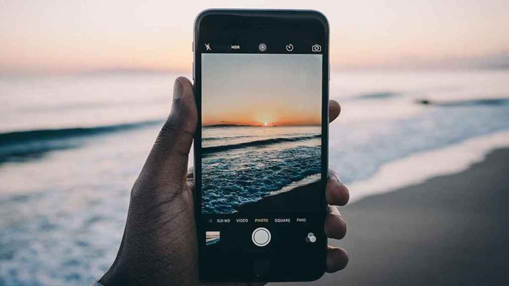 Usuario tomando una fotografía con su 'smartphone' / UNSPLASH
