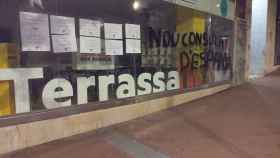 Escaparate de la sede de ERC en Terrassa, con la pintada consulado de España / CDR TERRASSA (TWITTER)