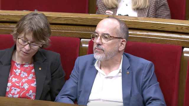 El 'conseller' de Derechos Sociales del Govern de la Generalitat de Cataluña, Carles Campuzano, junto a la 'consellera' de Asuntos Exteriores, Mertixell Serret / PARLAMENT