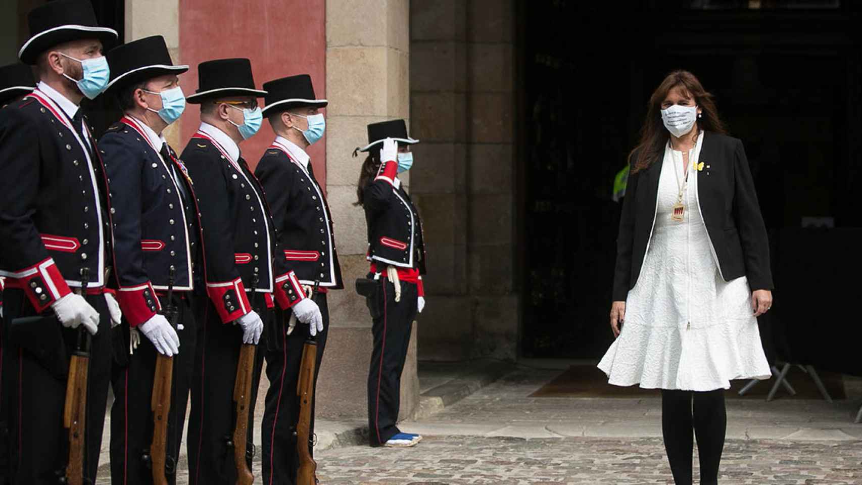 Laura Borràs pasa revista a los Mossos d'Esquadra ras ser investida presidenta del Parlament / EFE