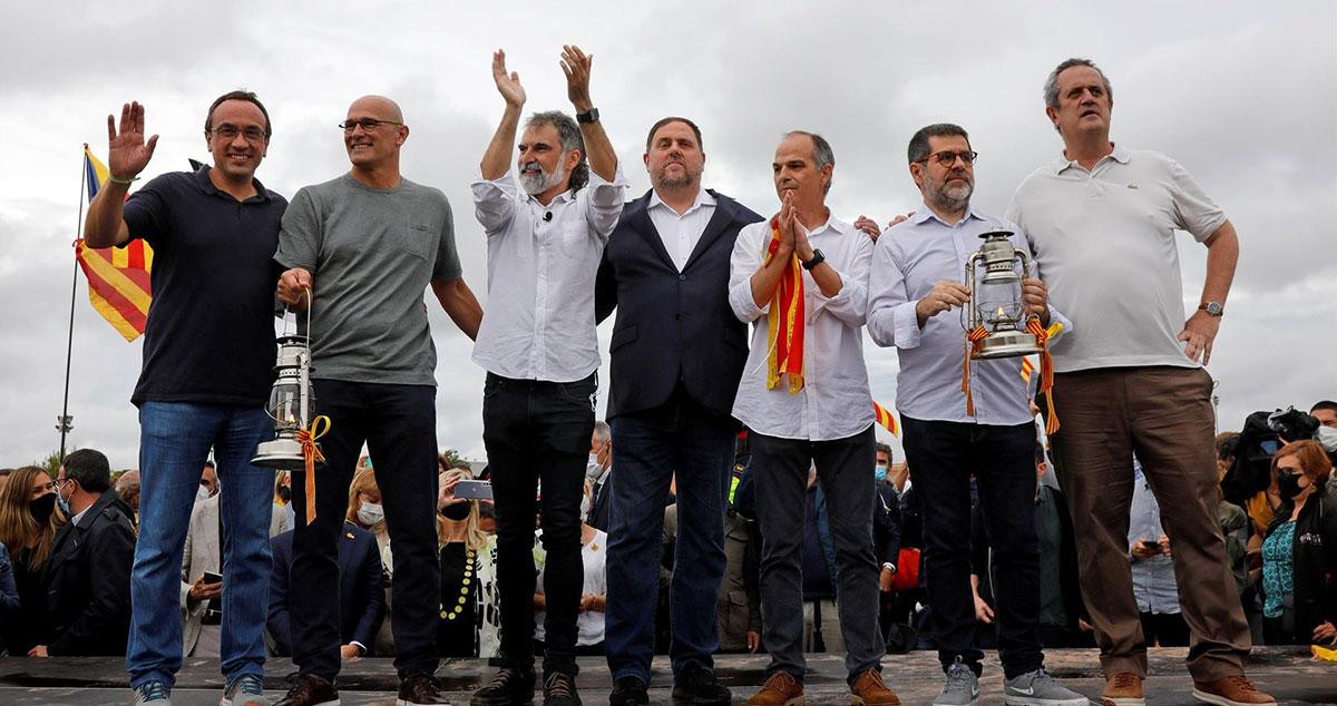 Josep Rull, Raül Romeva, Jordi Cuixart, Oriol Junqueras, Jordi Turull, Jordi Sànchez y Joaquim Forn a su salida de la prisión de Lledoners tras ser indultados pese a la condena del Tribunal Supremo. ONU / EFE – Susanna Sáez