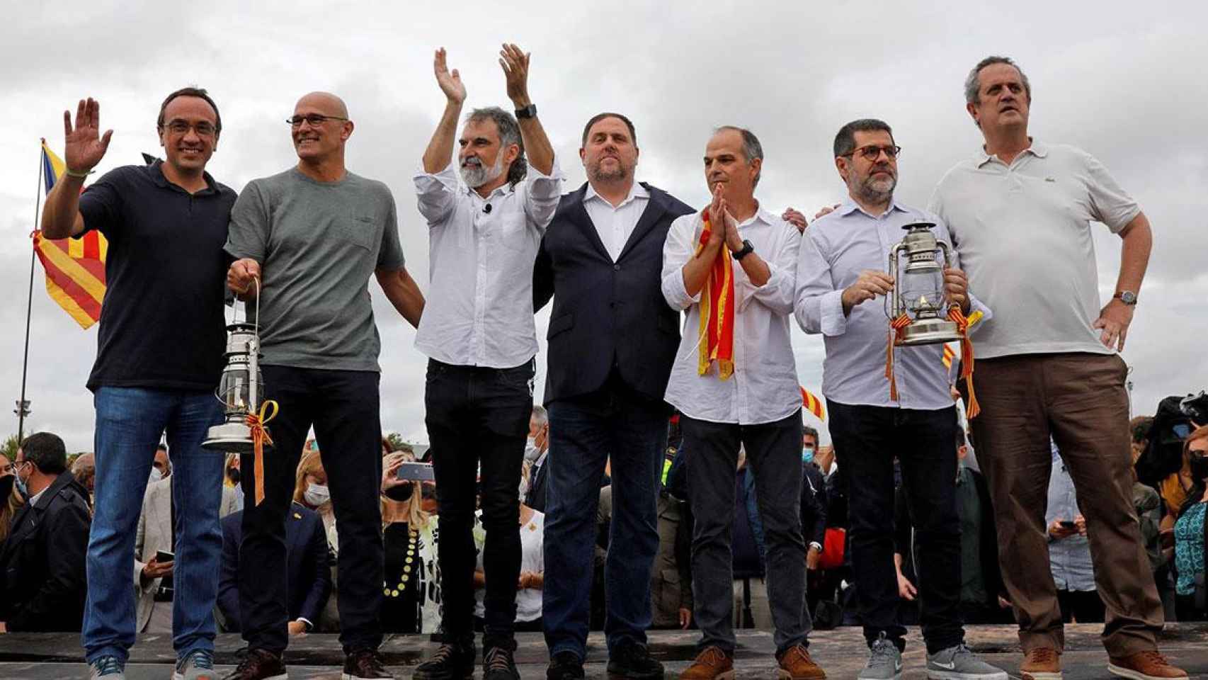 Josep Rull, Raül Romeva, Jordi Cuixart, Oriol Junqueras, Jordi Turull, Jordi Sànchez y Joaquim Forn a su salida de la prisión de Lledoners tras ser indultados pese a la condena del Tribunal Supremo. ONU / EFE – Susanna Sáez