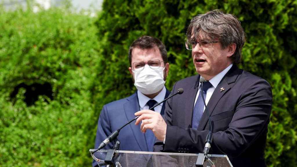 El presidente de la Generalitat, Pere Aragonès (i), y el expresidente Carles Puigdemont (d), ofrecen una rueda de prensa tras su primer encuentro presencial desde la toma de posesión del nuevo Govern, en Waterloo / EFE