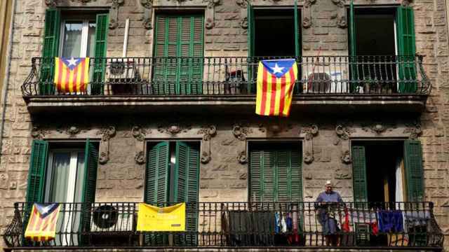 Esteladas colgadas en los balcones de un edificio en Barcelona en defensa de la independencia