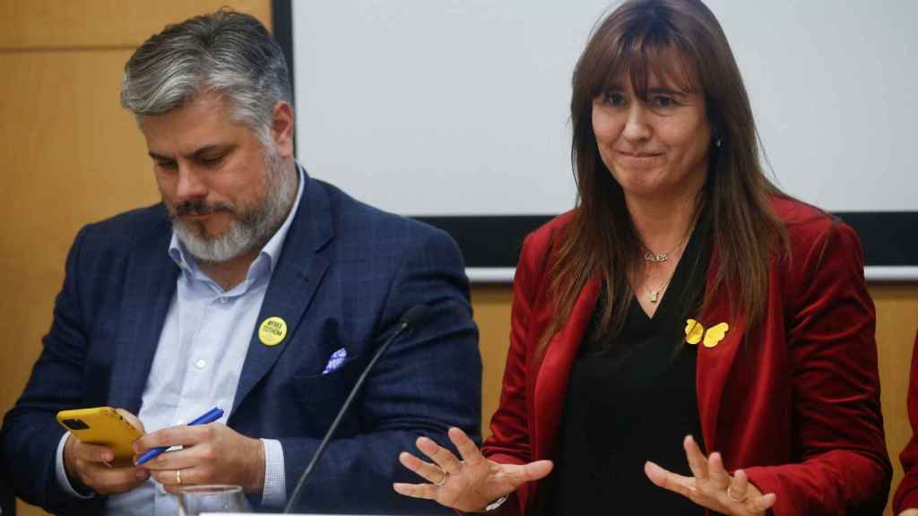 La portavoz de JxCat, Laura Borràs, junto al presidente del grupo parlamentario, Albert Batet / EFE