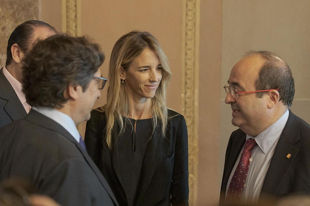 Miquel Iceta (d) habla con Cayetana Álvarez de Toledo y David Pérez en el Parlament / PARLAMENT